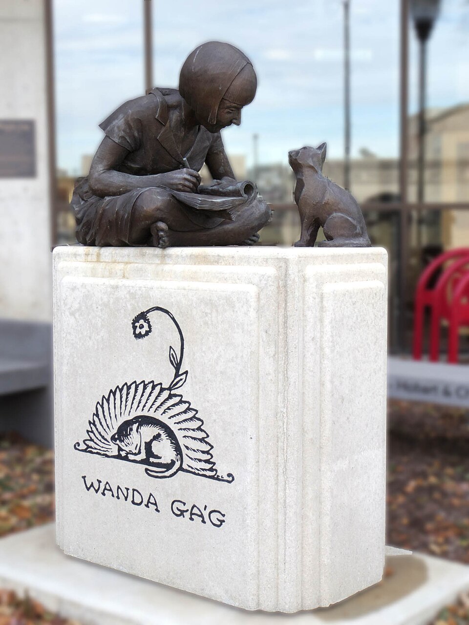 Gág Statue