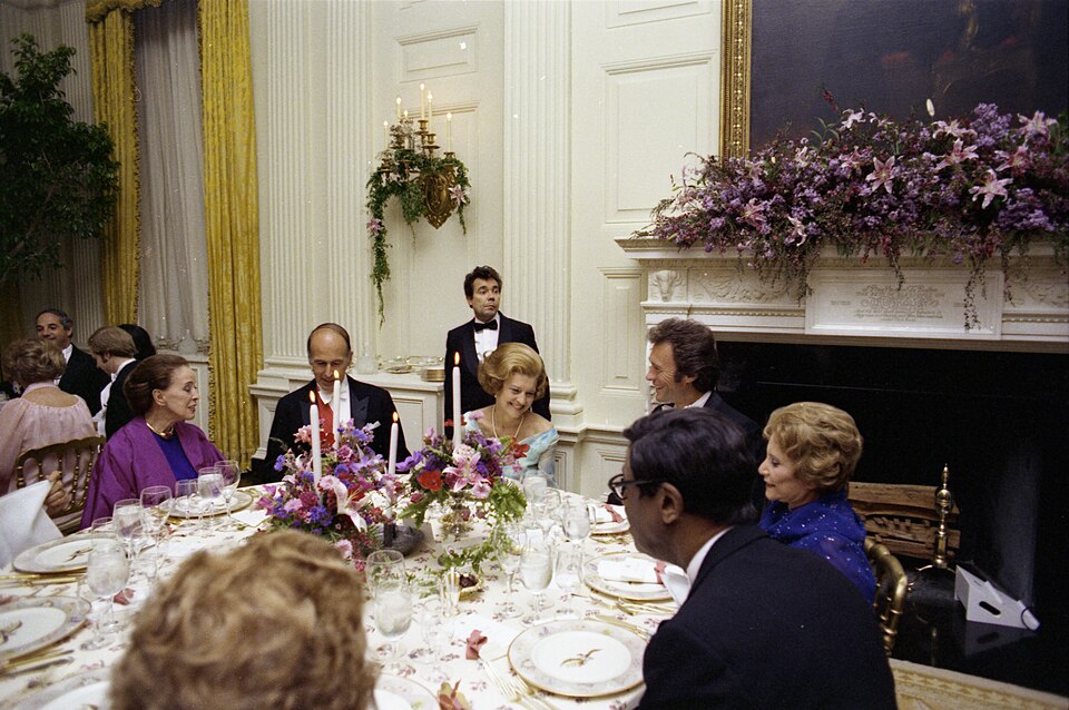 First Lady Betty Ford, President Valery Giscard d'Estaing of France, Choreographer Martha Graham, Actor Clint Eastwood, Fashion Designer Adele Simpson, and Jazz Pianist Earl Hines Seated in the State Dining Room (...) - NARA - 12004824