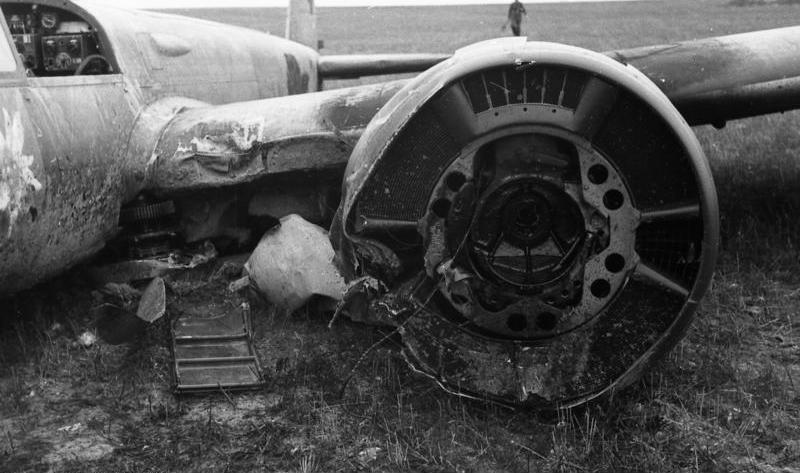 Bundesarchiv Bild 101I-345-0780-14A, Frankreich, abgestürztes Flugzeug