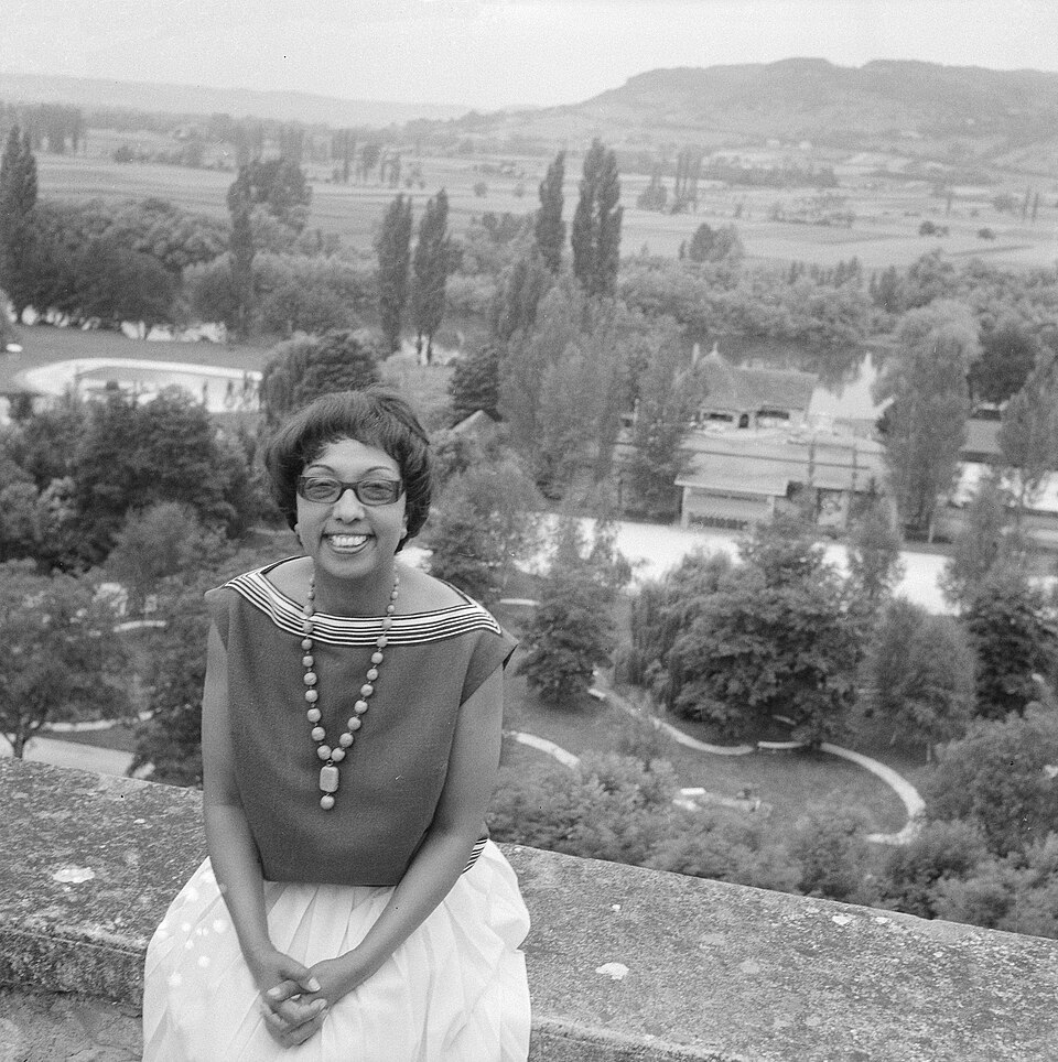 Afhalen van Josephine Baker in Frankrijk Josephine in haar tuin Les Milandes, Bestanddeelnr 912-6479