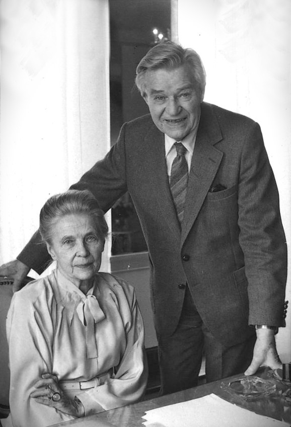 Alva and Gunnar Myrdal at desk (edited)