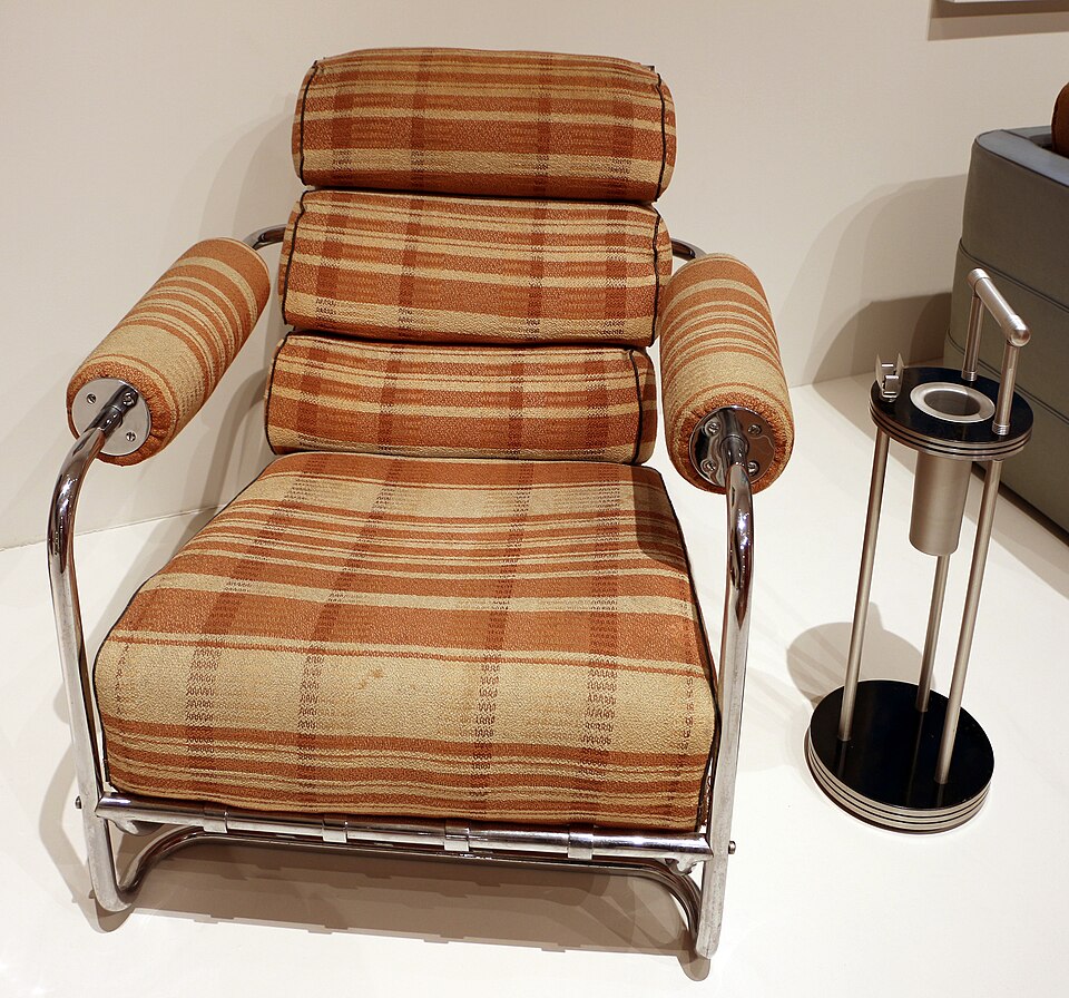 Gilbert rohde per tray sunshade co., easy chair (mod. 19) con tappezzeria di dorothy liebes, 1934 ca., e posacenere di warren mc. arthur (1940 ca.)