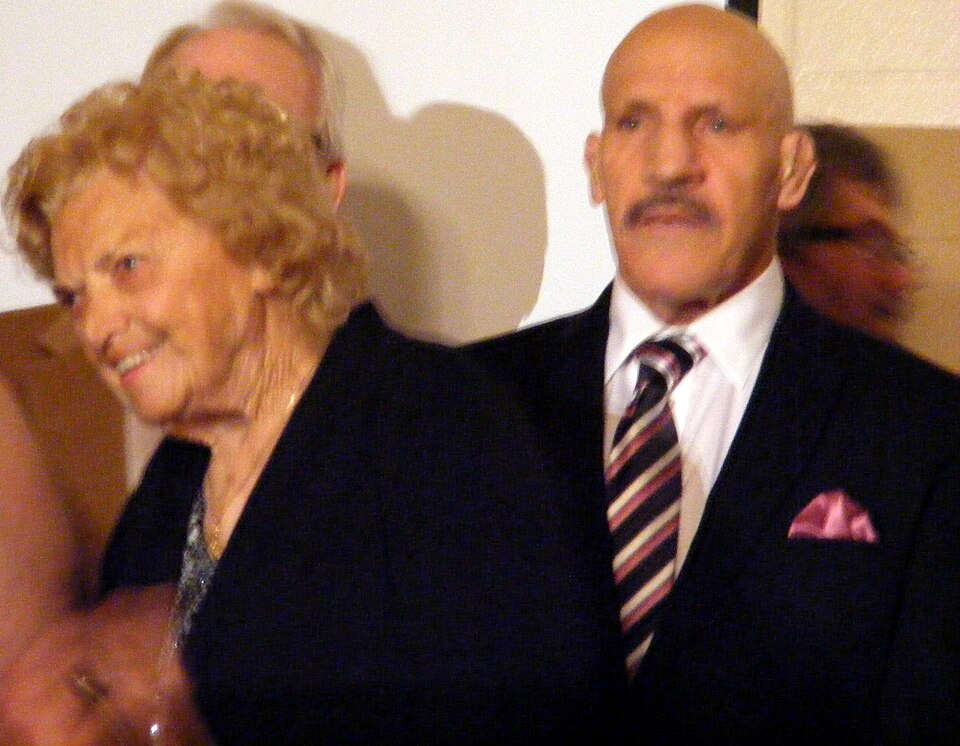 Mae Young Bruno Sammartino PWHOF 2012 (cropped)