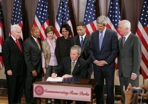 Bush signs Rosa Parks statue bill