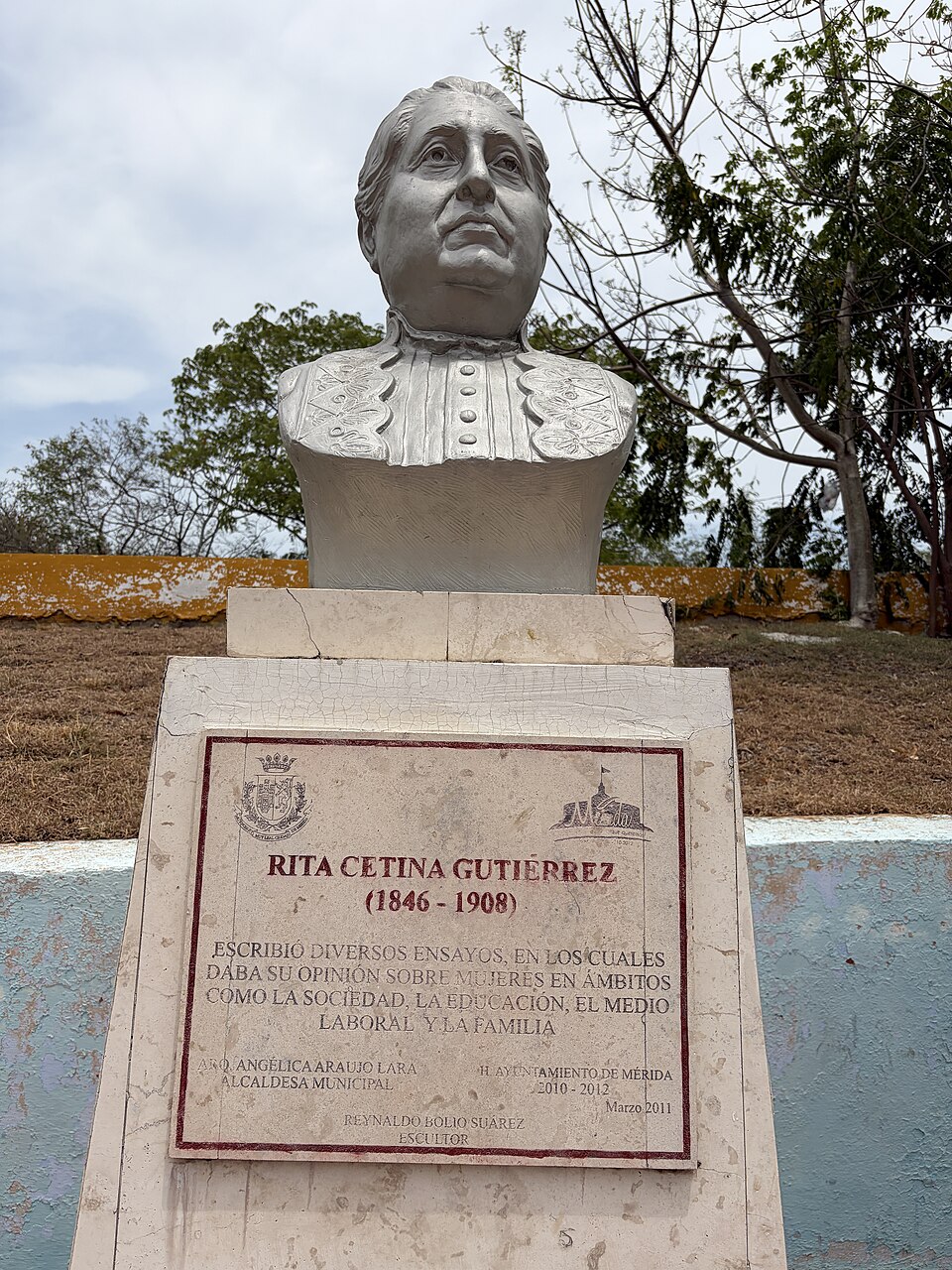 Archivo:Rita Cetina Gutiérrez, busto en el parque de las mujeres ilustres