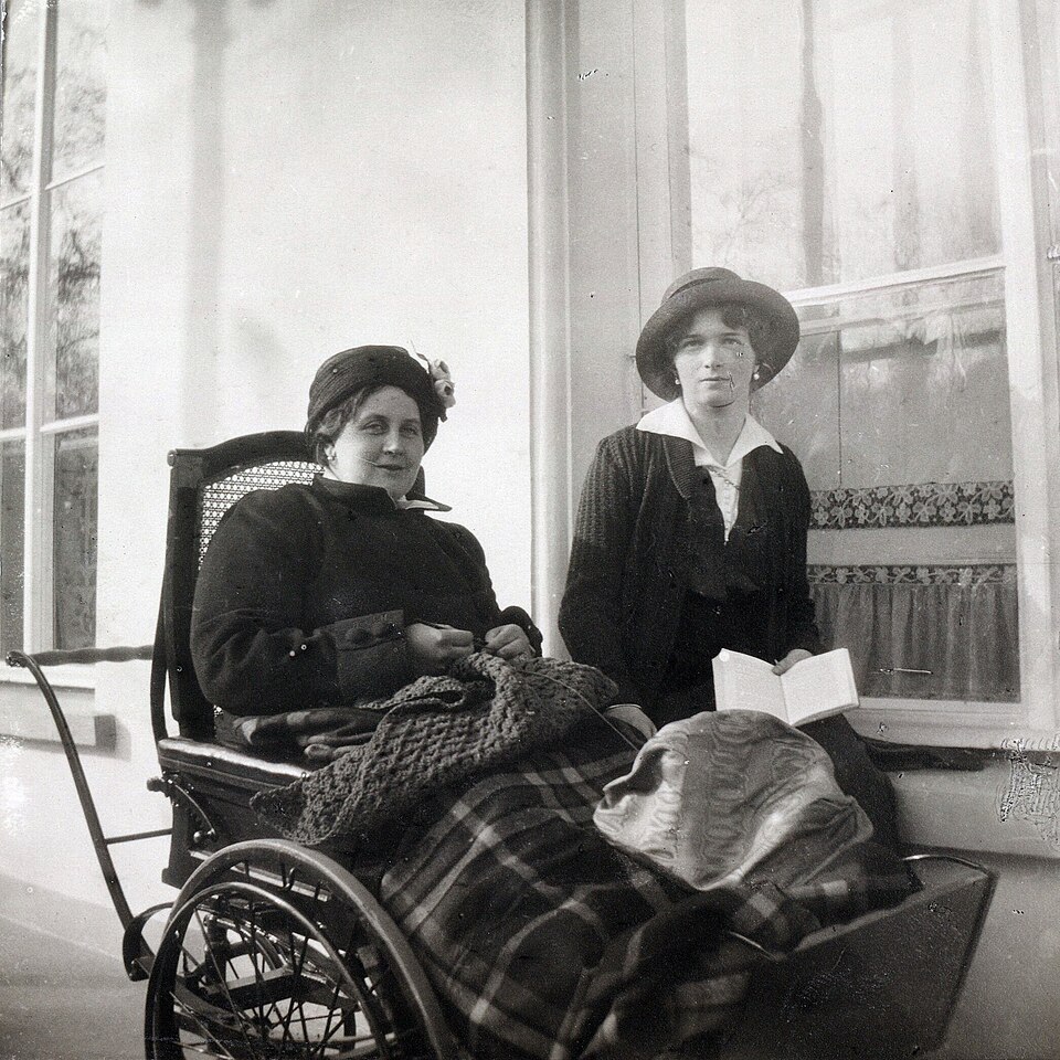 AnnaVyrubovawithGrandDuchessOlga1916