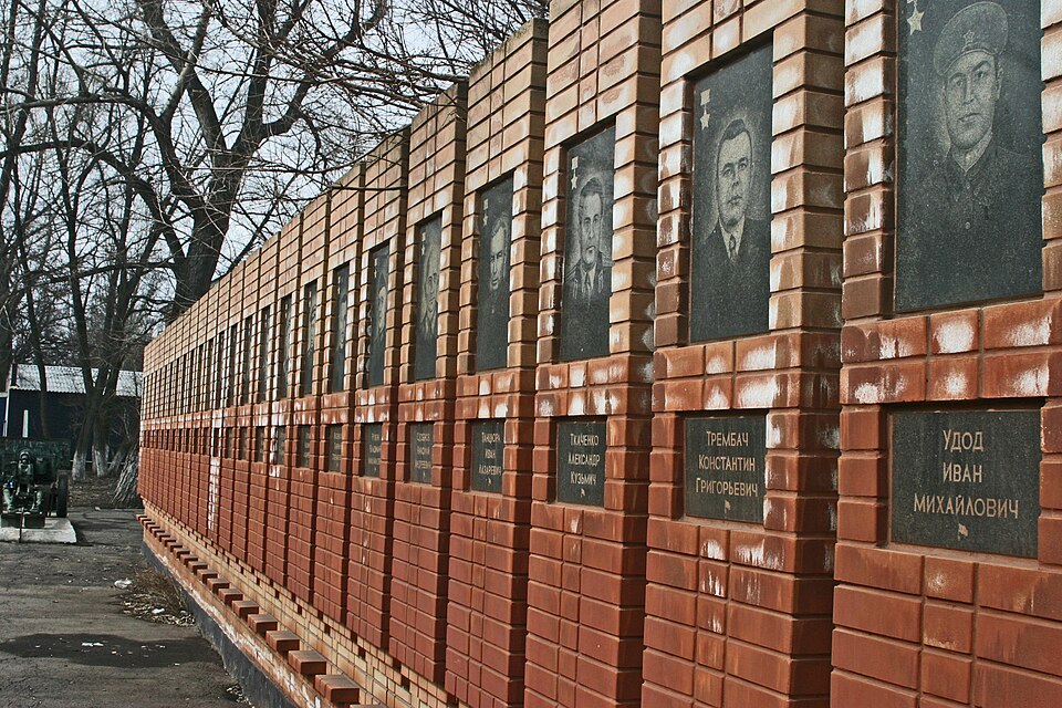 Krasnyi Luch Wall