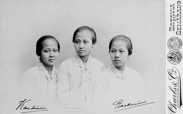COLLECTIE TROPENMUSEUM Kabinetfoto met gesigneerde portretten van de drie zussen Kartini Kardinah en Roekmini TMnr 60033327