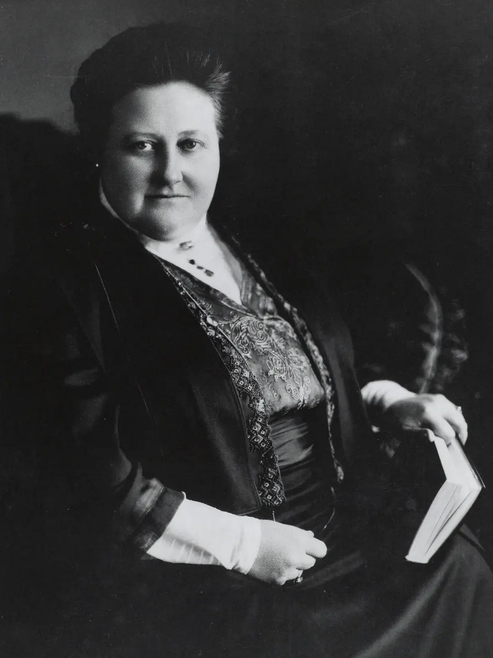 Amy Lowell 1916 by Moffett Studio (cropped)